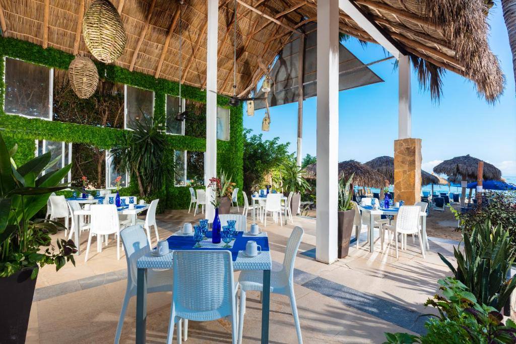 Blue Chairs Beachfront Resort: Restaurant