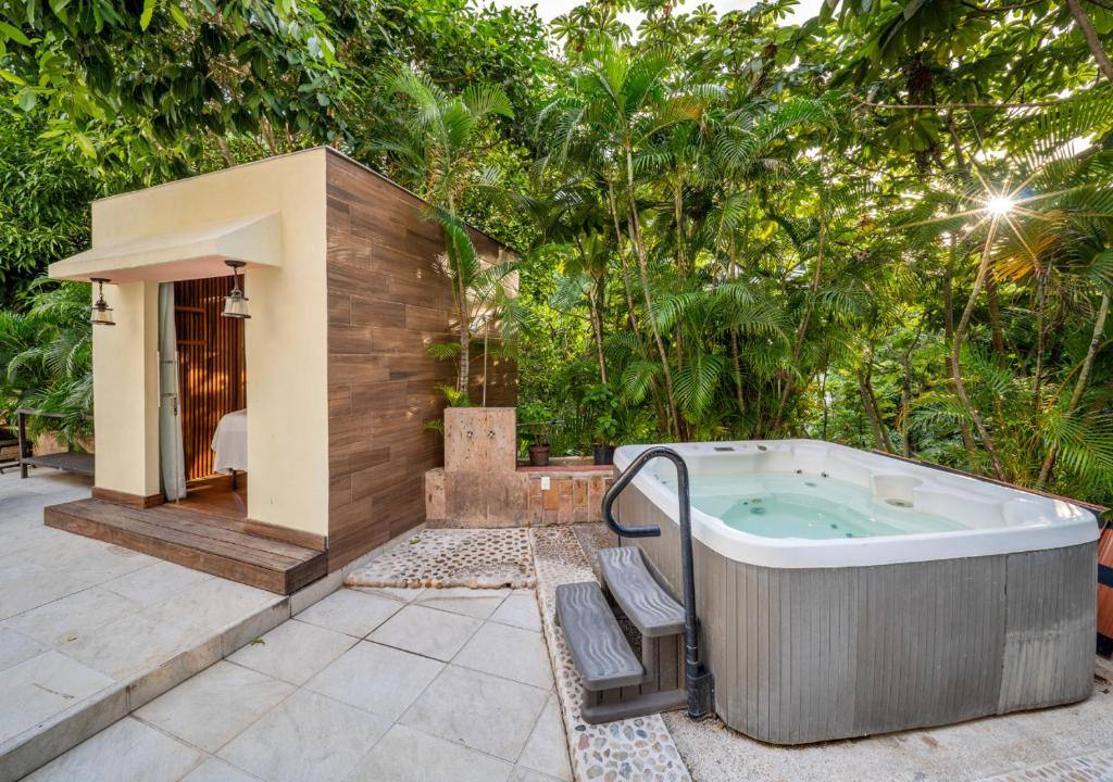 Casa Cupula LGBT Boutique Hotel: Hot tub