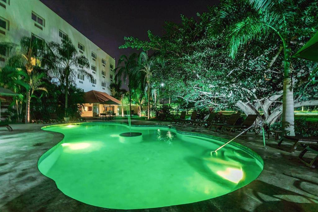 Comfort Inn Puerto Vallarta Golfside & Marina: Swimming pool