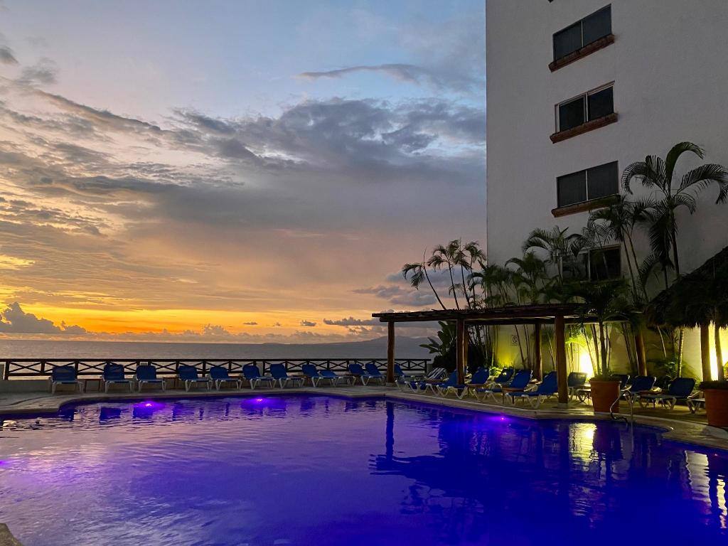 Costa Sur All Inclusive Resort Puerto Vallarta: Swimming pool