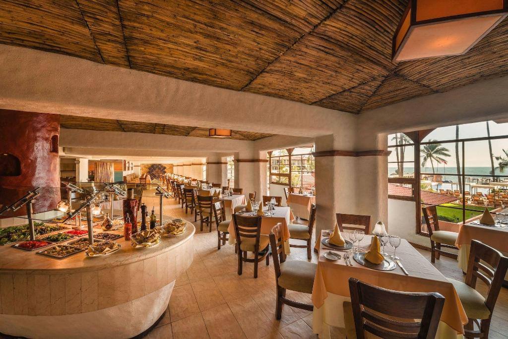 Crown Paradise Club All Inclusive Resort Puerto Vallarta: Dining