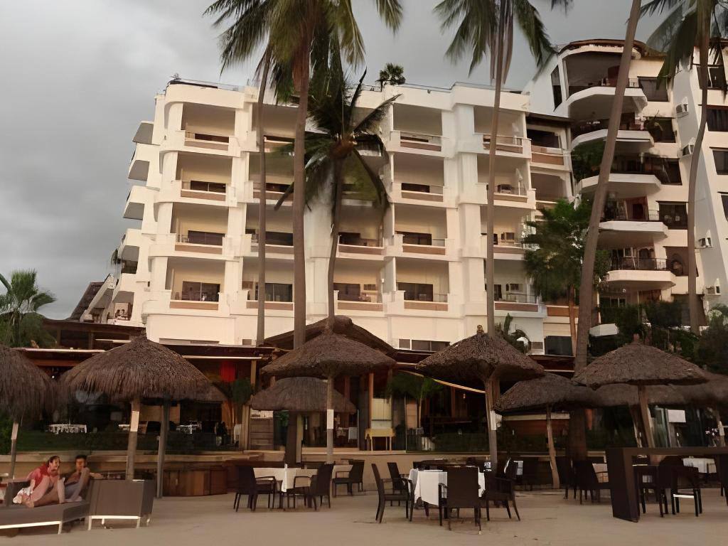 Emperador Beachfront Hotel & Suites: Exterior view