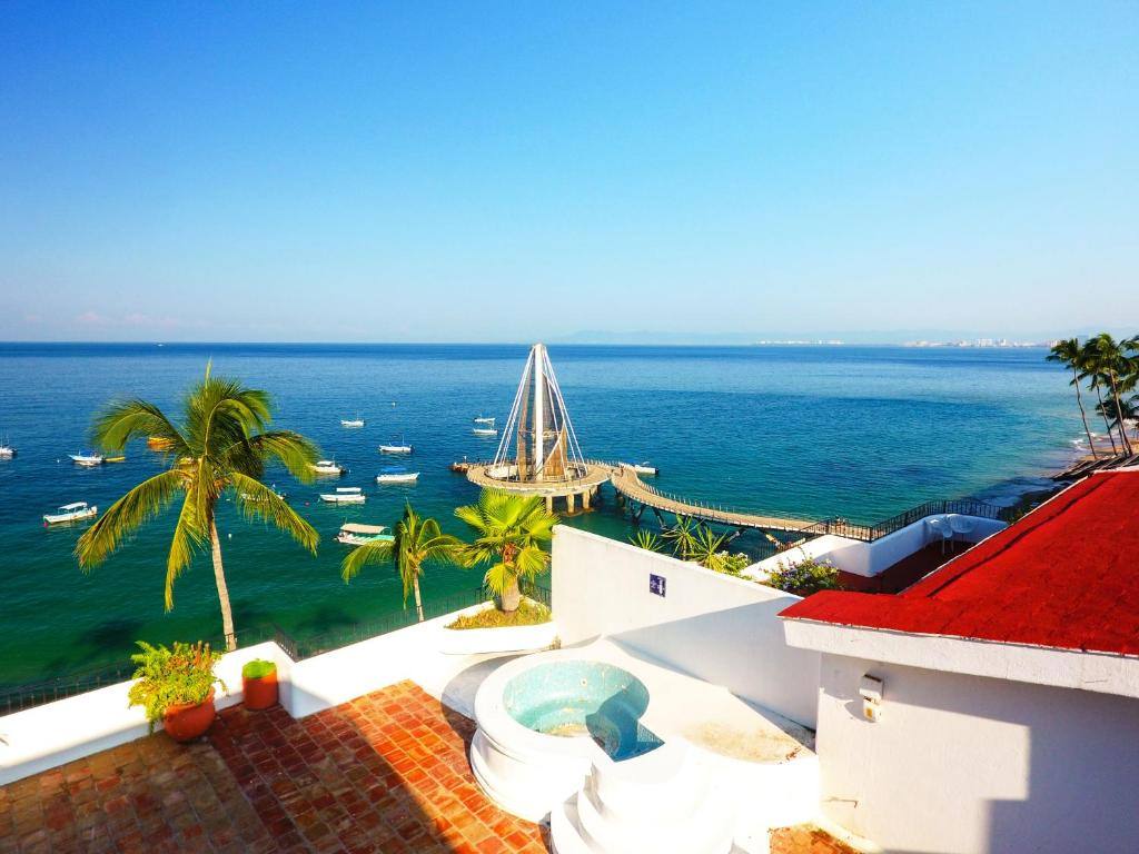 Emperador Beachfront Hotel & Suites: Exterior view