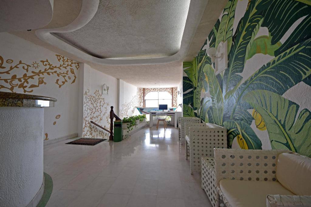 Emperador Beachfront Hotel & Suites: Lobby
