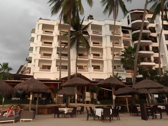 Emperador Beachfront Hotel & Suites: Exterior view