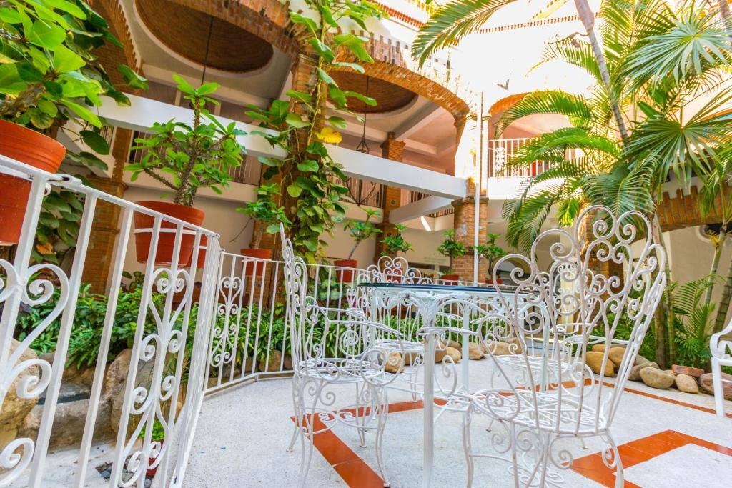 Encino Hotel: Facilities