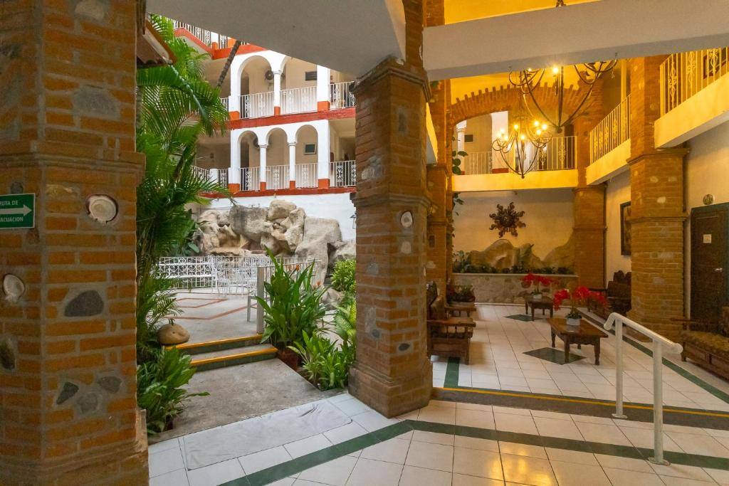 Encino Hotel: Exterior view