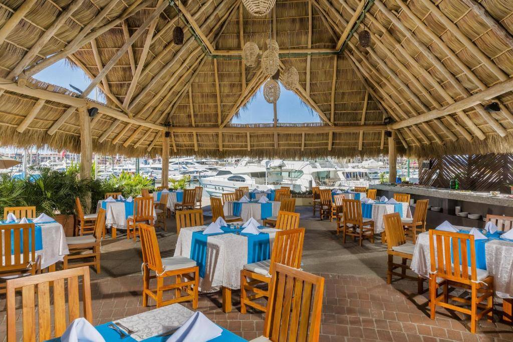 Flamingo Vallarta Hotel & Marina: Restaurant