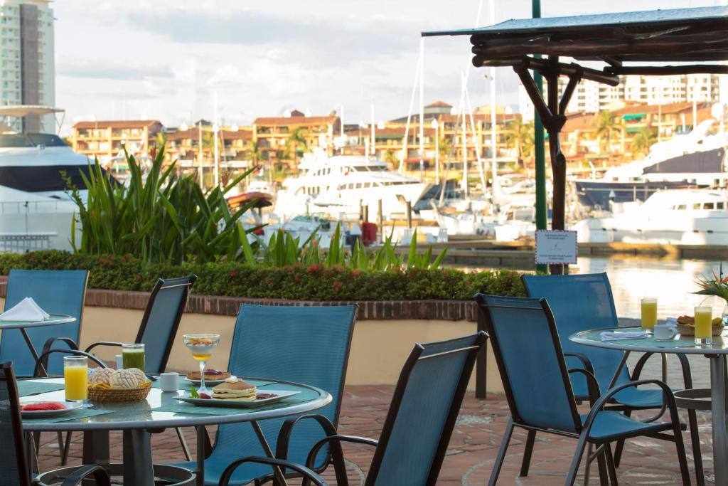 Flamingo Vallarta Hotel & Marina: Restaurant
