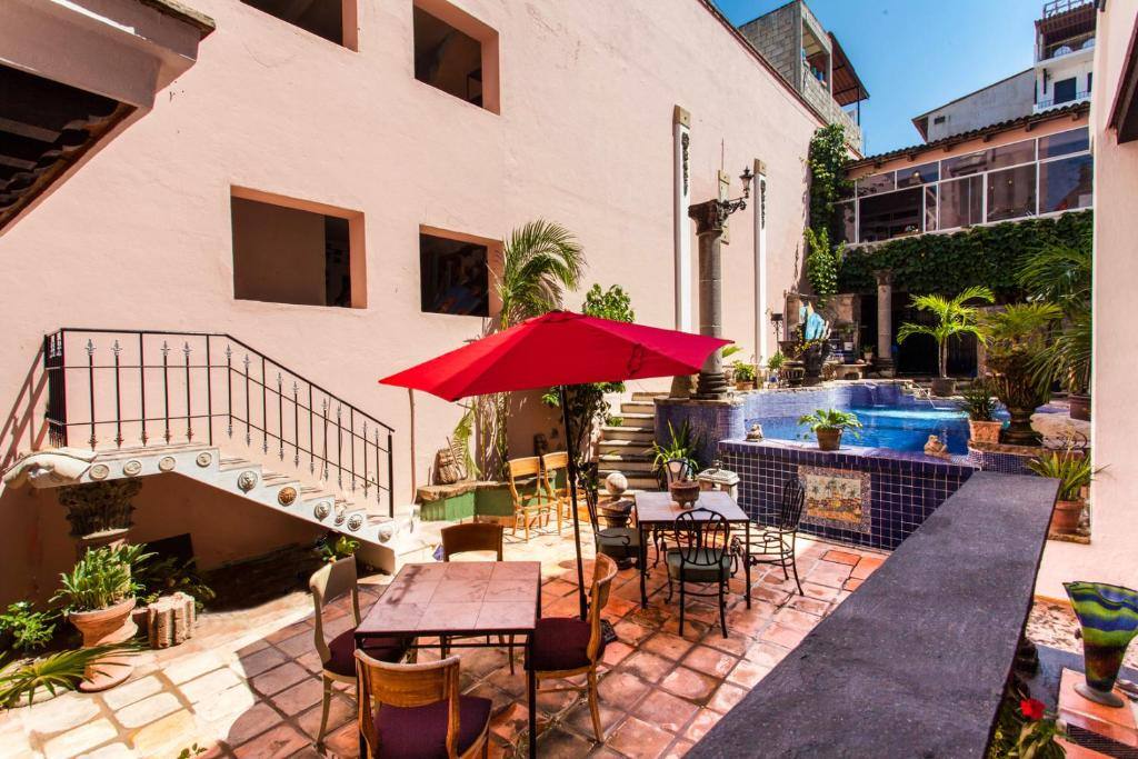 Garlands Del Rio Riverside Boutique Hotel: Food and beverages