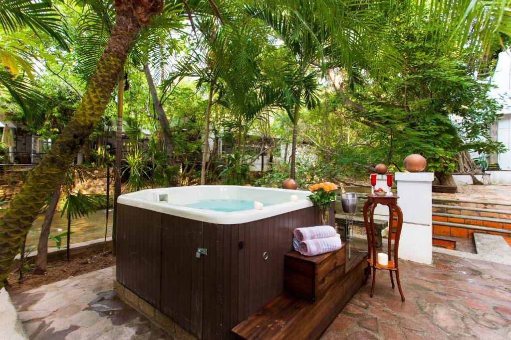 Garlands Del Rio Riverside Boutique Hotel: Hot tub