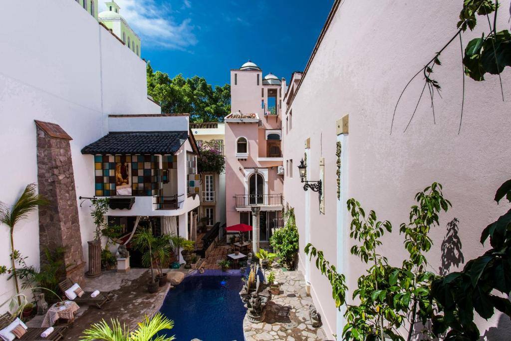 Garlands Del Rio Riverside Boutique Hotel: Swimming pool