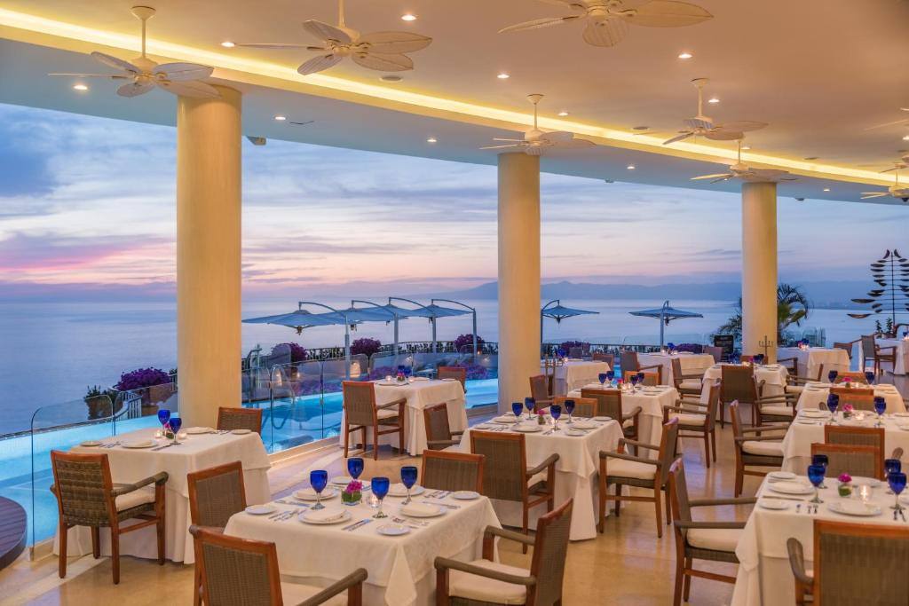 Grand Miramar All Luxury Suites & Residences: Restaurant