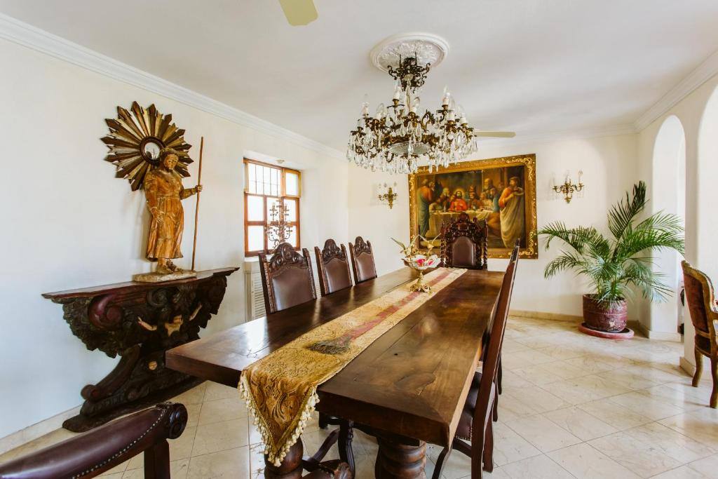 Hacienda San Angel: Shared lounge/TV area