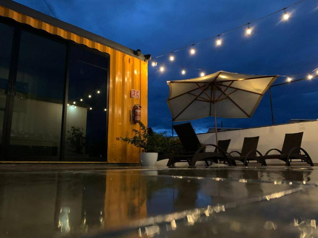 Hotel Container Inn: Balcony/terrace
