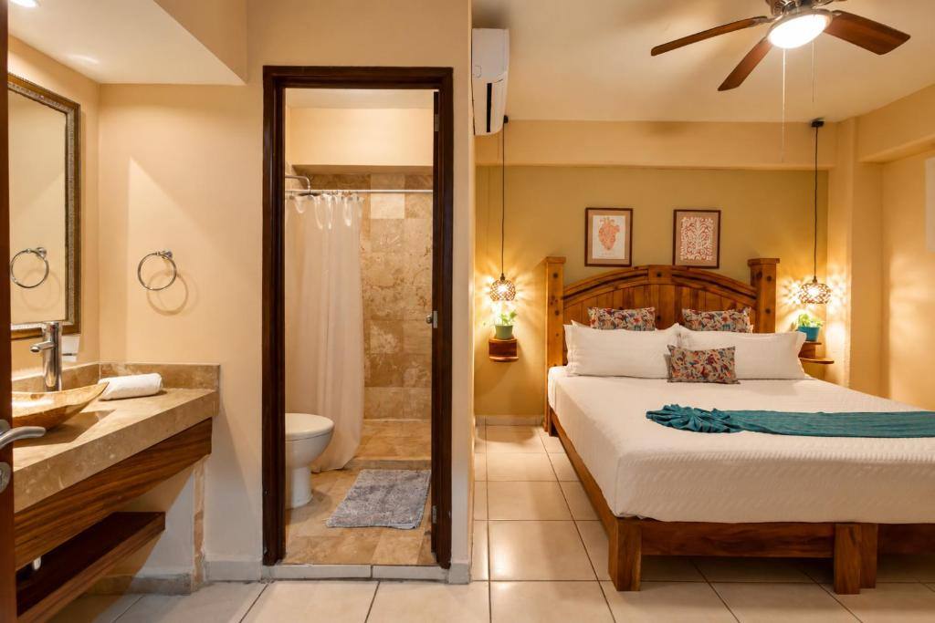Hotel Pueblito Vallarta: Shower