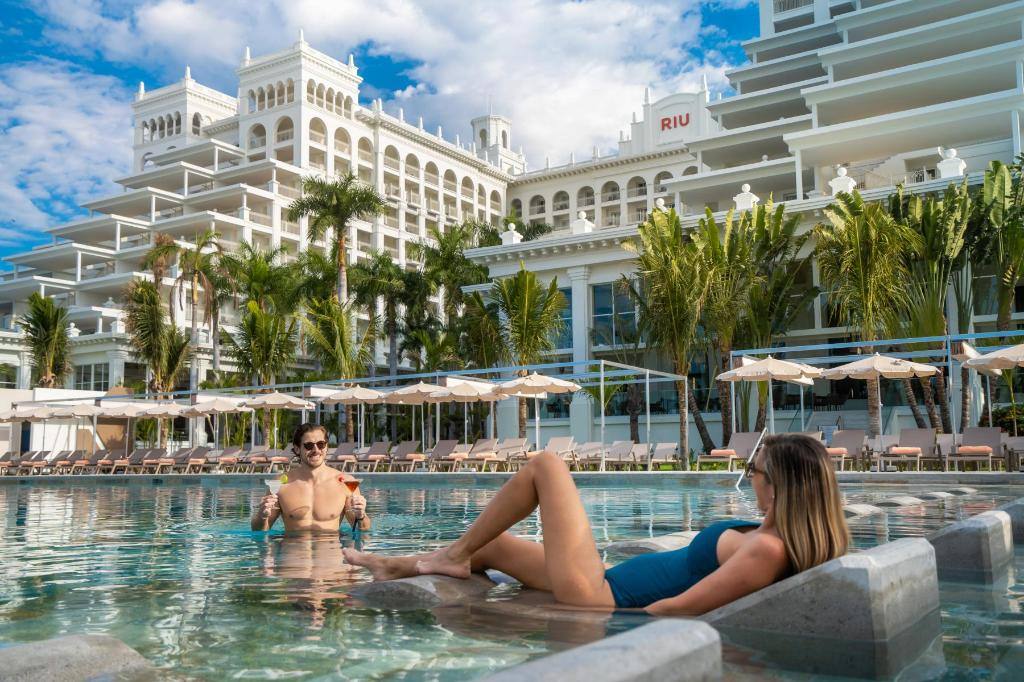 Hotel Riu Palace Pacifico: Swimming pool