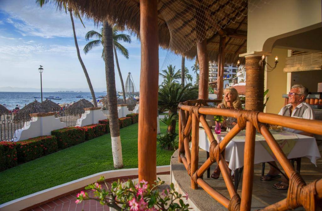 Hotel Tropicana Vallarta: Balcony/terrace
