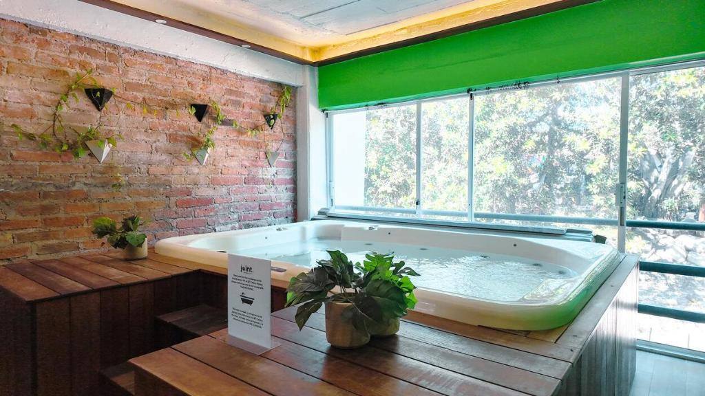 Joint. Boutique Hotel & Cowork: Hot tub