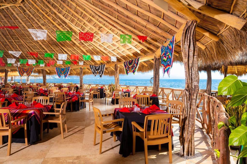 Las Palmas By The Sea: Dining