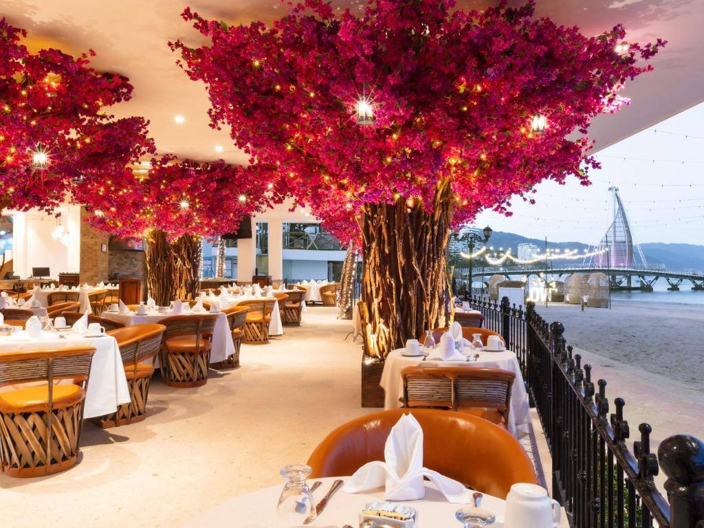 Los Arcos Suites: Restaurant