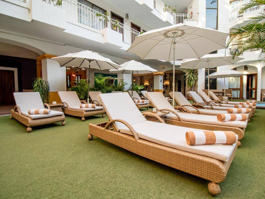 Los Arcos Suites: Property views