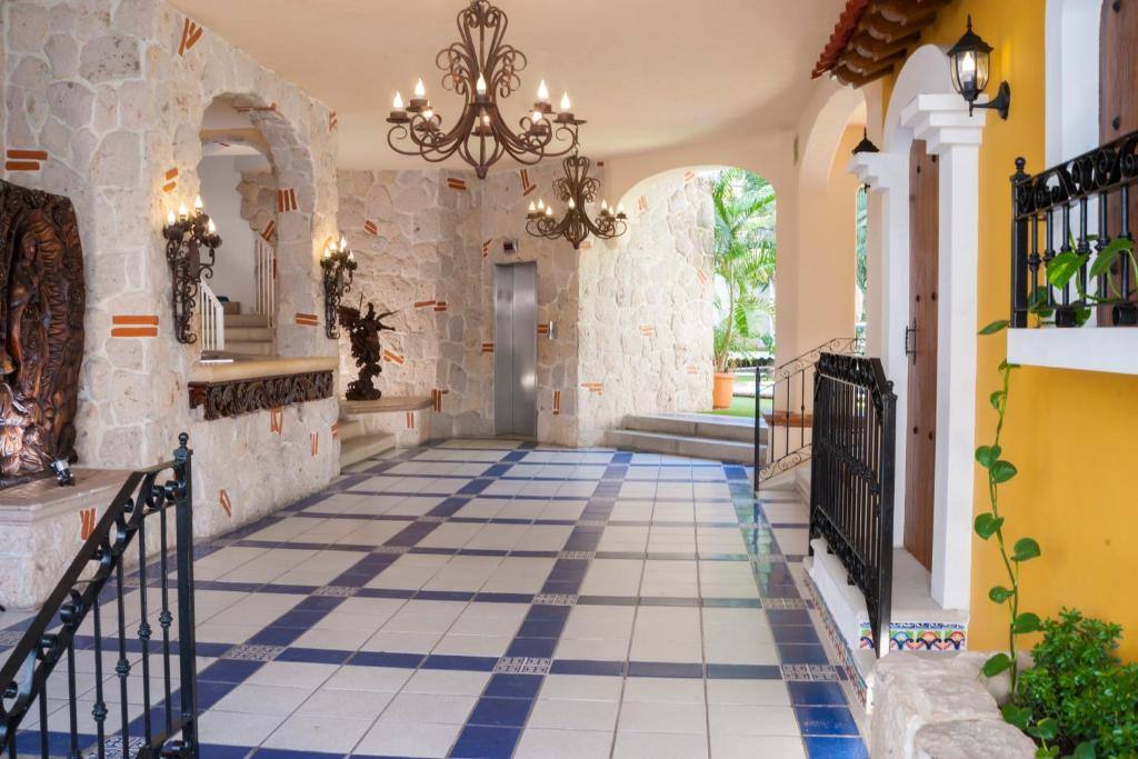 Los Arcos Suites: Lobby