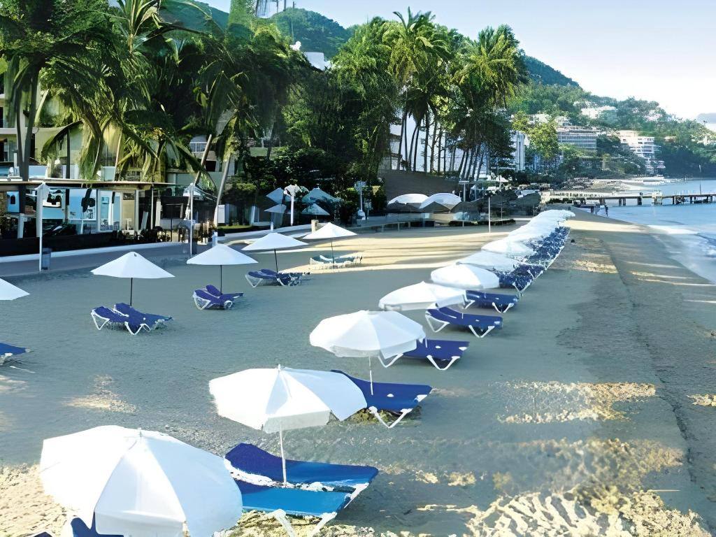 Los Arcos Suites: Beach