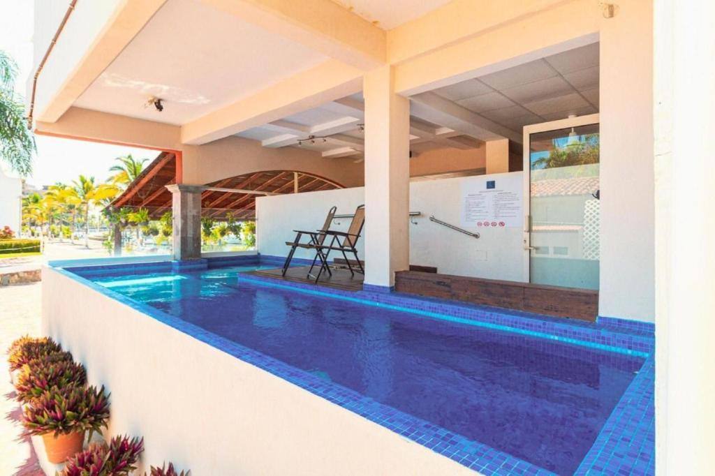 Marina Banderas Suites Hotel Boutique: Swimming pool