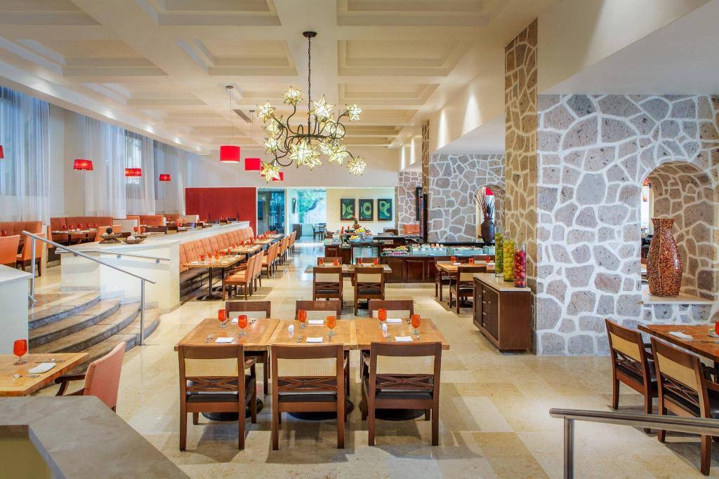 Marriott Puerto Vallarta Resort & Spa: Dining