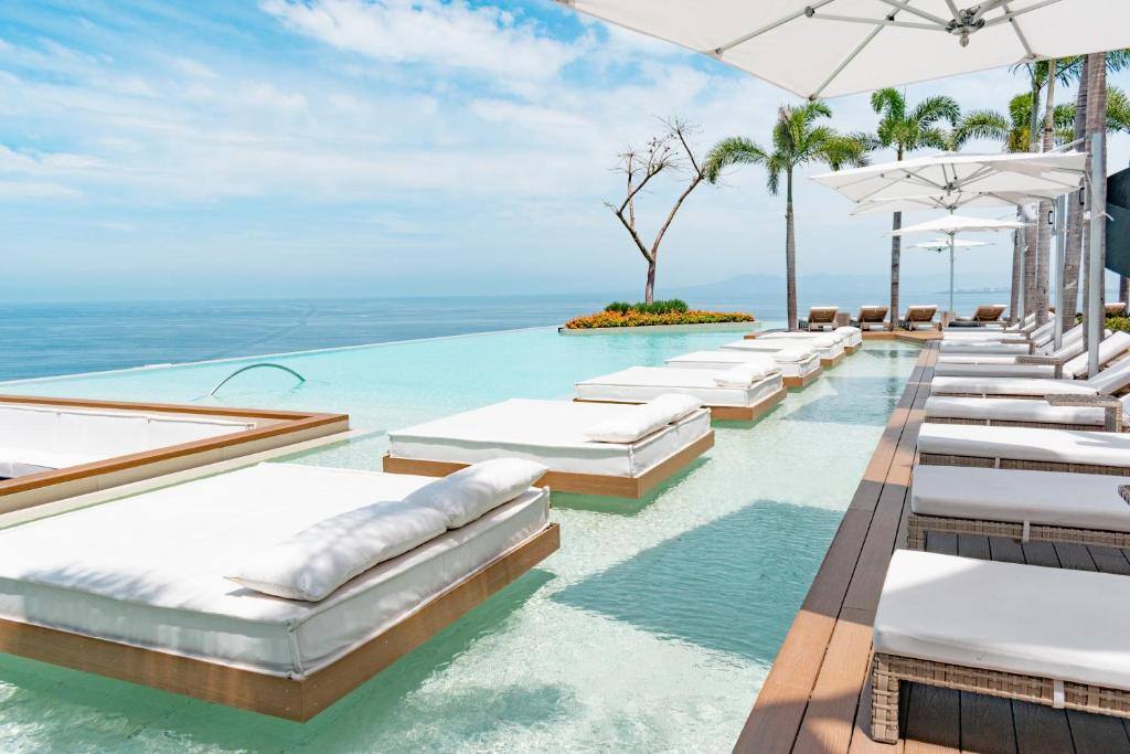 Maxwell Collection Romantic Zone: Swimming pool