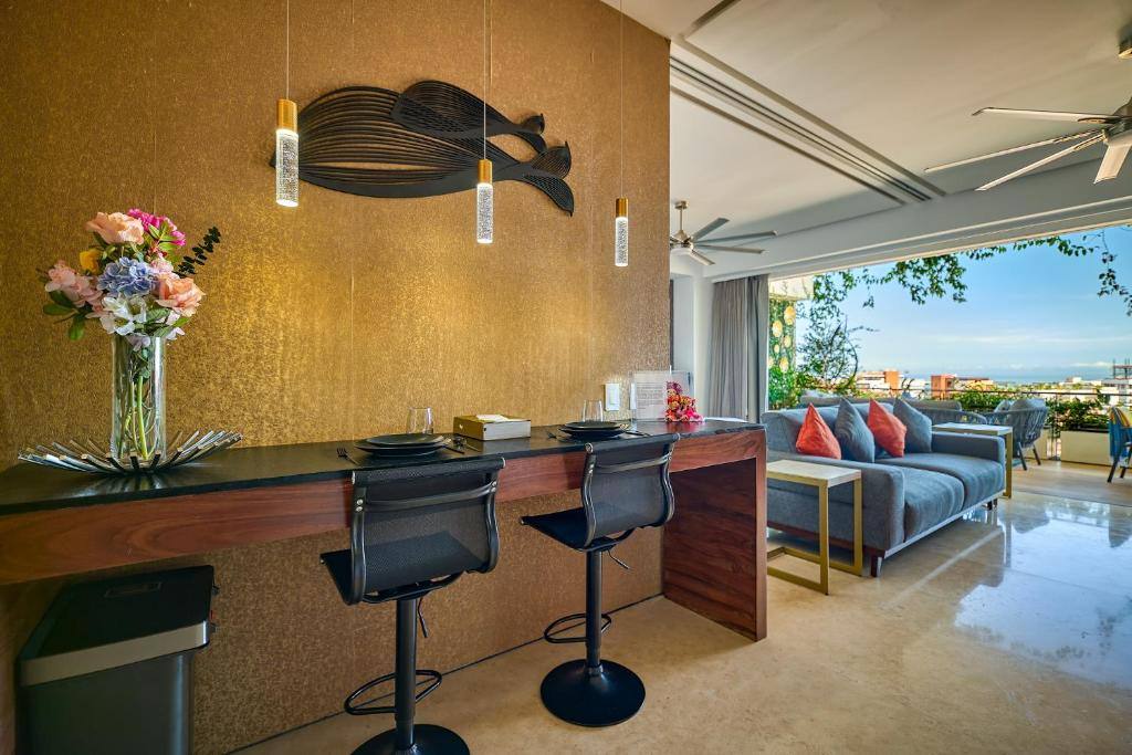 Maxwell Collection Romantic Zone: Facilities