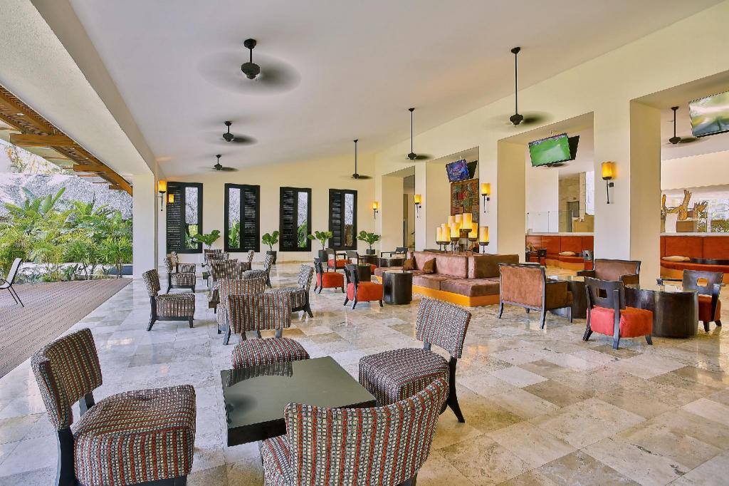 Occidental Nuevo Vallarta - All Inclusive: Bar/lounge
