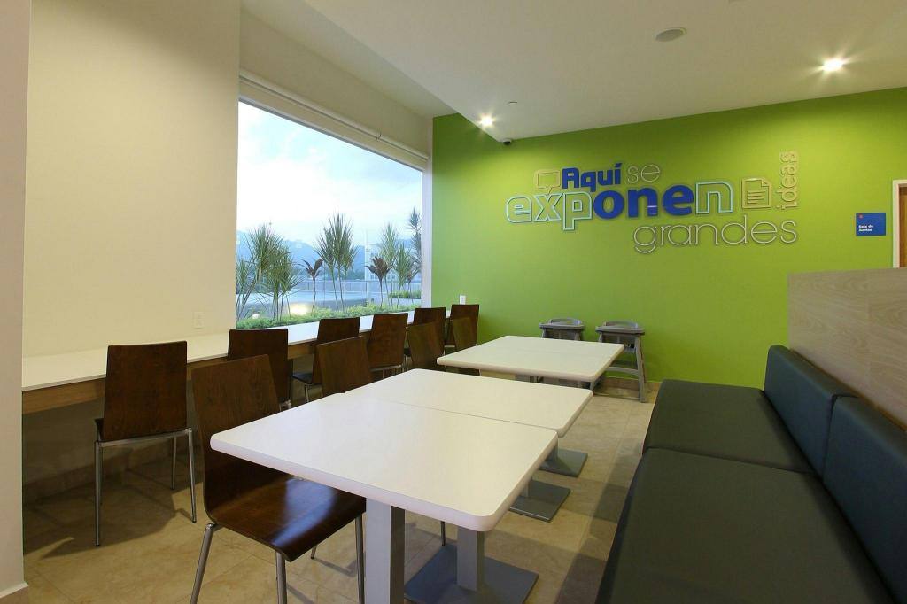 One Puerto Vallarta Aeropuerto: Restaurant