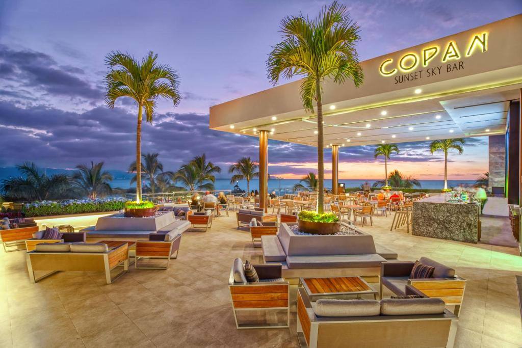 Paradise Village Beach Resort & Spa: Bar/lounge
