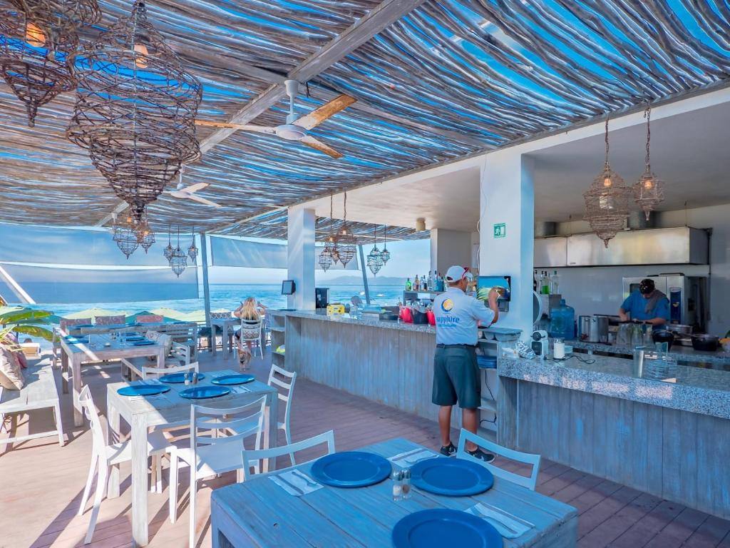 Suites at Sapphire Ocean Club: On-site dining