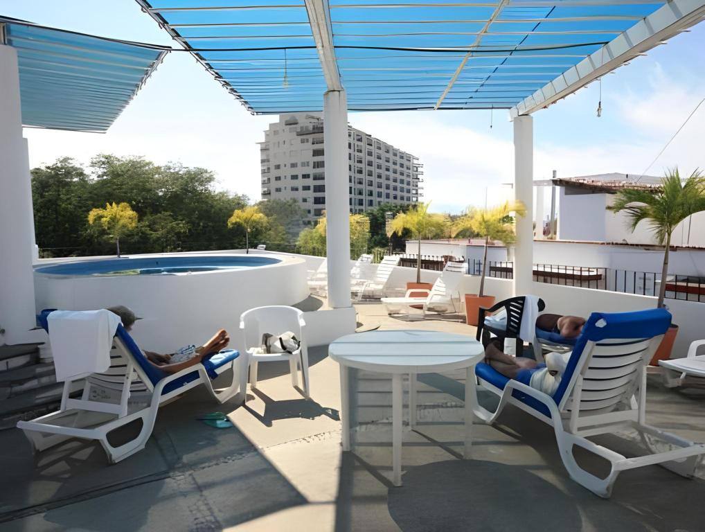 Suites Plaza del Rio: Surrounding environment