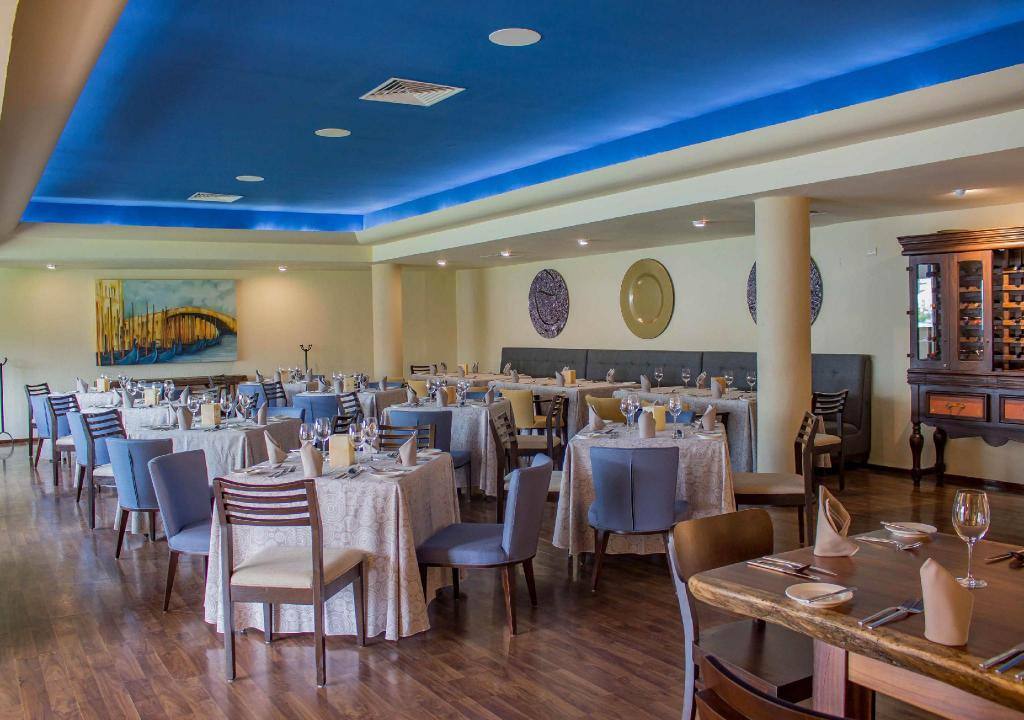 Sunset Plaza Beach Resort: Restaurant