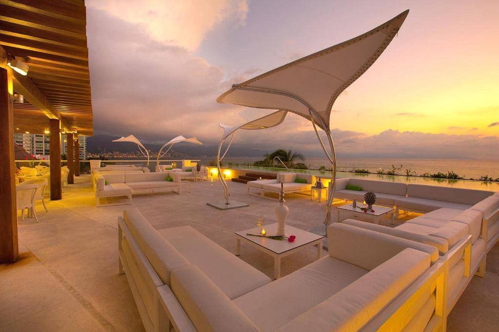 The Hacienda at Krystal Grand Puerto Vallarta: Bar/lounge