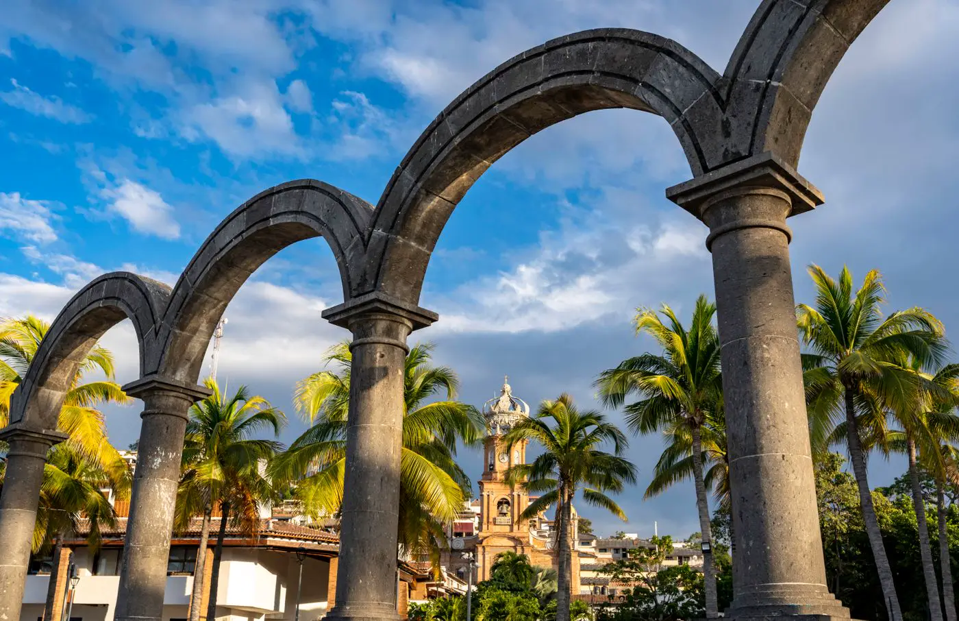 Los Arcos and the church in Centro